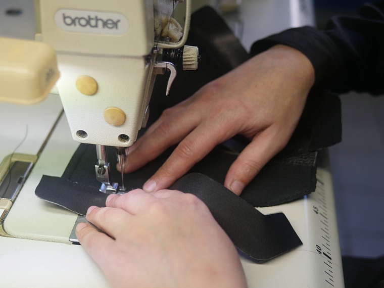 В цехе колонии каждый месяц изготавливают до 1000 кожаных берцев