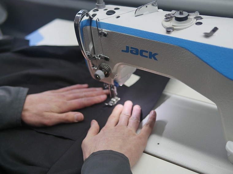 В швейном цехе тюменской колонии изготавливают спецодежду