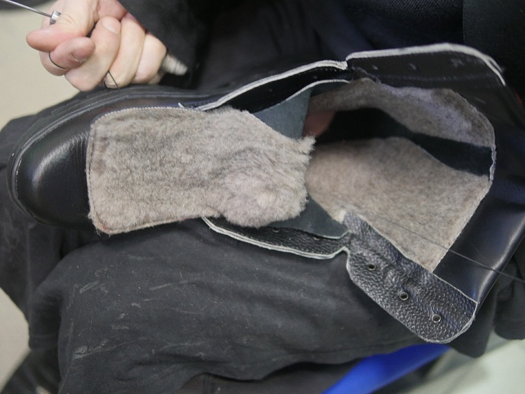 Подошва приклеивается и пришивается к натуральной коже нитками