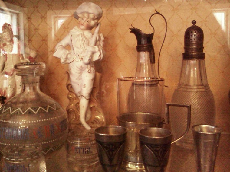 Экспонаты руками трогать!