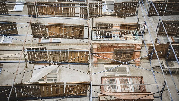 Меньше пяти лет: в 17 волгоградских домах после капремонта уже обветшали фасады