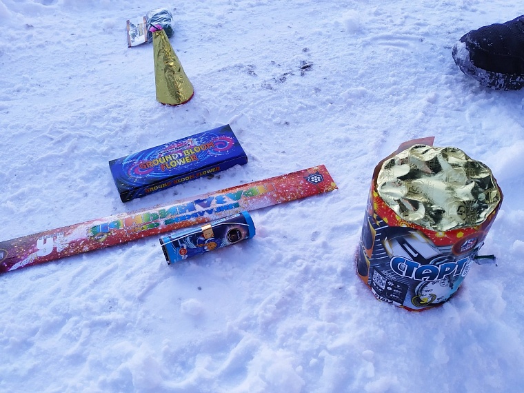 У батареи салютов ни в коем случае не поджигайте дополнительный фитиль