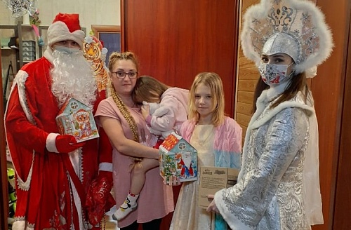 "Елка желаний" собрала в Тюмени около тысячи новогодних подарков для детей