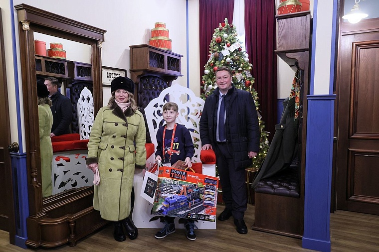 Владимир Якушев осуществил новогодние мечты юных тюменцев и екатеринбуржцев