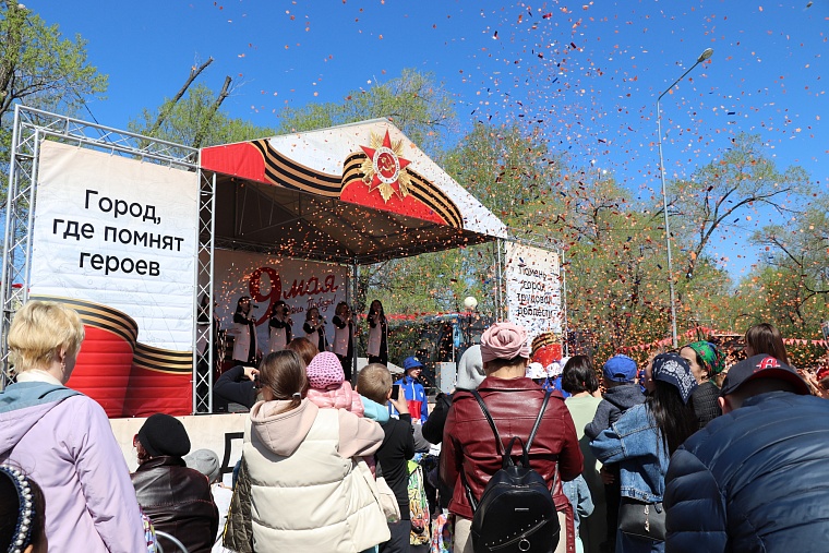 Тюменцы праздновали День Победы в сквере Депутатов и Комсомольском сквере