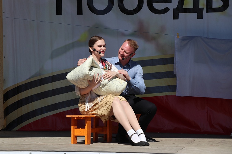 Тюменцы праздновали День Победы в сквере Депутатов и Комсомольском сквере