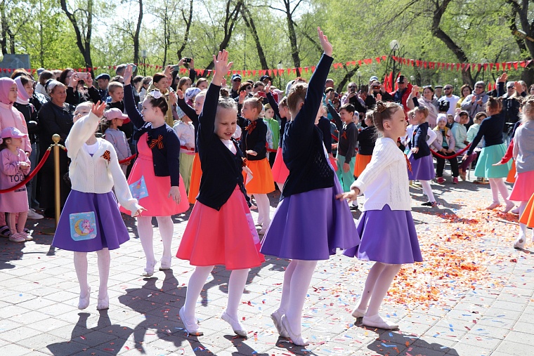 Тюменцы праздновали День Победы в сквере Депутатов и Комсомольском сквере