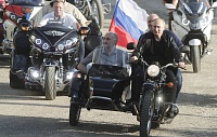 Пока вы спали: Путин на мотоцикле приехал на байк-шоу, дворник задолжала 2 млрд рублей, а Ален Делон поправляется
