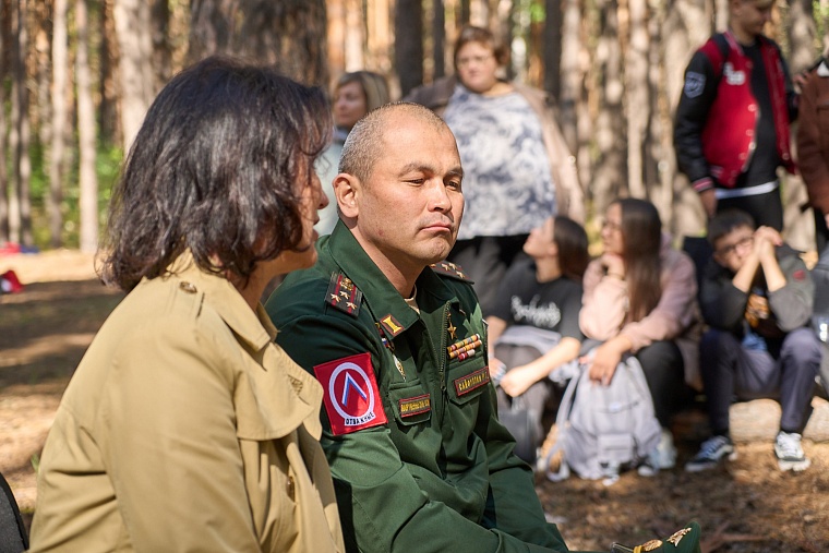 Герой России Рустам Сайфуллин провел урок мужества для старшеклассников тюменской школы