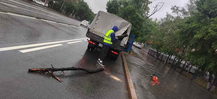Коммунальщики Тюмени устраняют последствия непогоды