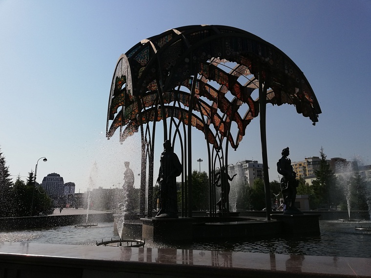 Тюменцы спасаются от жары в фонтанах и загорают на газонах