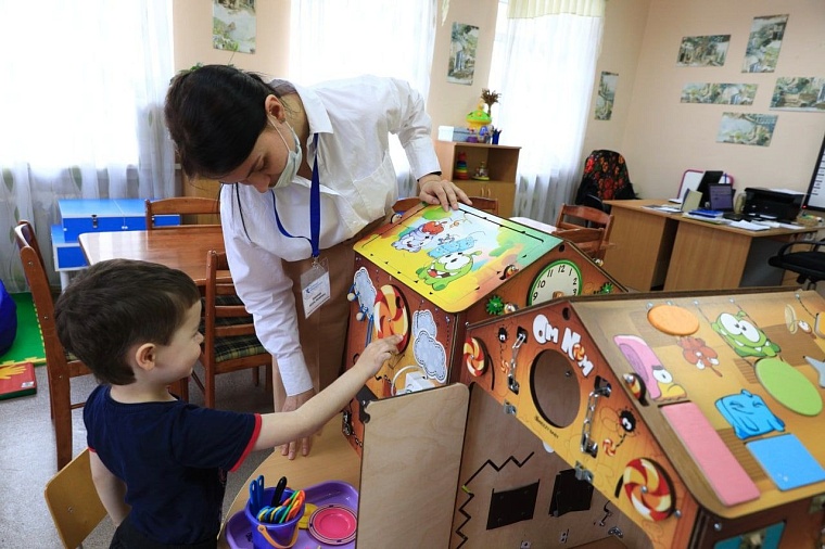 Александр Моор поблагодарил соцработников за душевную щедрость