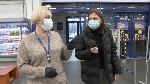 Вечерние проверки QR-кодов в тюменских гипермаркетах у посетителей вопросов не вызывают