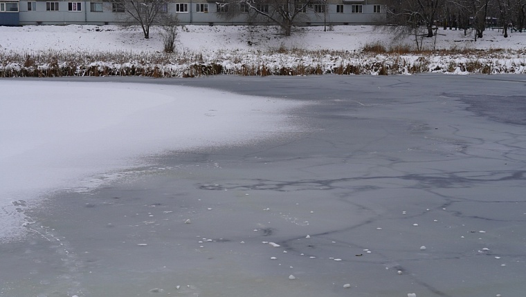 Внимание, опасность: тюменские дети играют на первом льду Утиного пруда