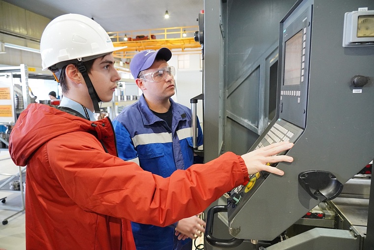 Погружение в профессию: тюменские школьники побывали на интерактивной экскурсии по заводу