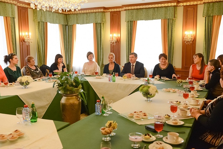 Владимир Якушев пообщался с тюменскими журналистками в неформальной обстановке