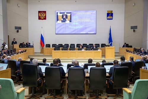 Тюменская гордума наградила педагогов, врачей и библиотекарей
