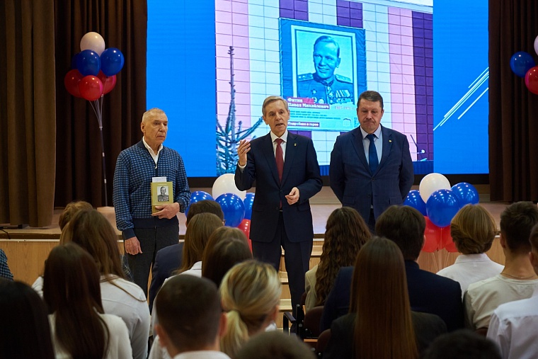 Библиотеки, музеи и школы Ялуторовска получили книги о легендарном разведчике - уроженце Ялуторовского уезда