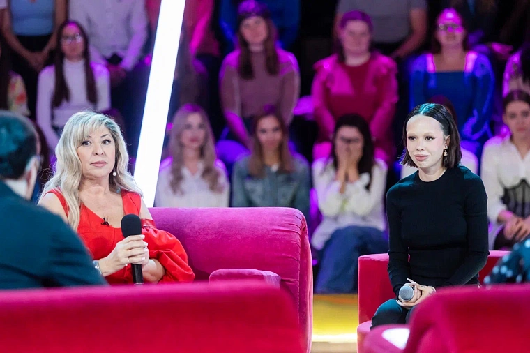 Instasamka перепела хит «Выйти замуж не напасть» в музыкальном шоу «Конфетка»