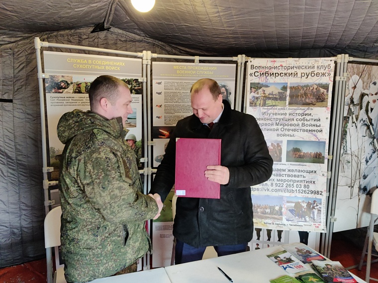 Под лязг автоматов. На Туре прошла реконструкция сражения Великой Отечественной войны