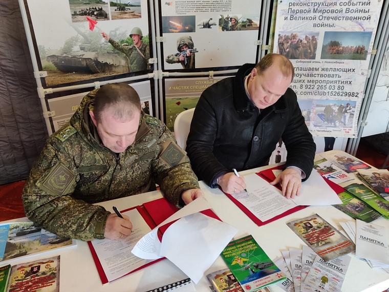 Под лязг автоматов. На Туре прошла реконструкция сражения Великой Отечественной войны