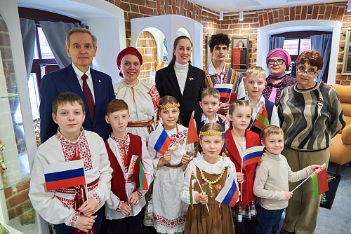 Дети из белорусского землячества стали одними из первых гостей тюменского "Дома сказки Ершова"