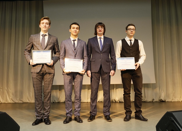 Сертификаты лучшим студентам техникума вручил Андрей Кривошеев, исполняющий обязанности заместителя генерального директора по управлению персоналом ООО «Газпром добыча Уренгой»