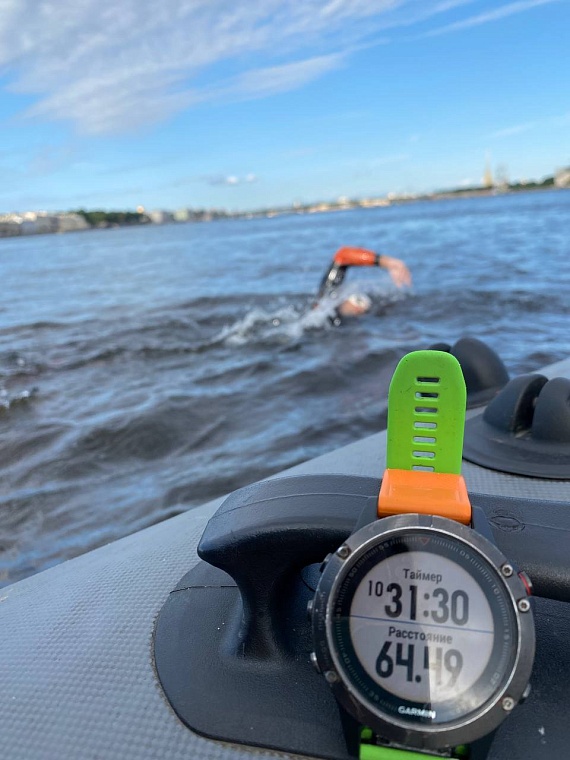 Ел прямо в воде. Тюменец проплыл по Неве 77 км