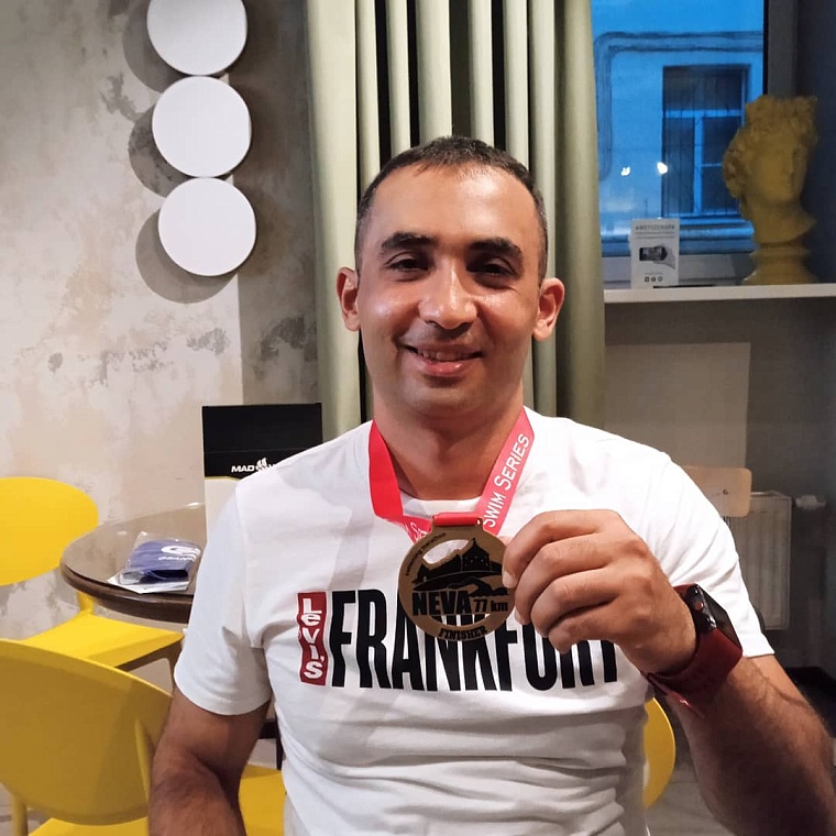 Ел прямо в воде. Тюменец проплыл по Неве 77 км