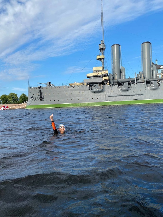 Ел прямо в воде. Тюменец проплыл по Неве 77 км