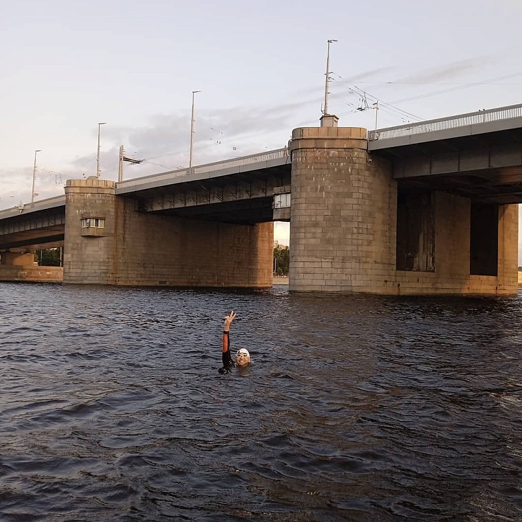 Ел прямо в воде. Тюменец проплыл по Неве 77 км