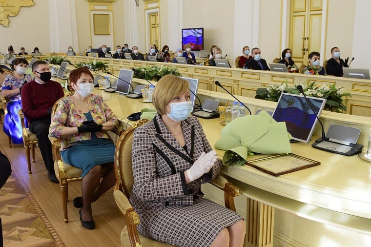 Более 30 жителей Тюменской области получили награды за добросовестный труд