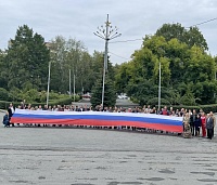 В Тюмени развернули российский триколор длиной 15 метров