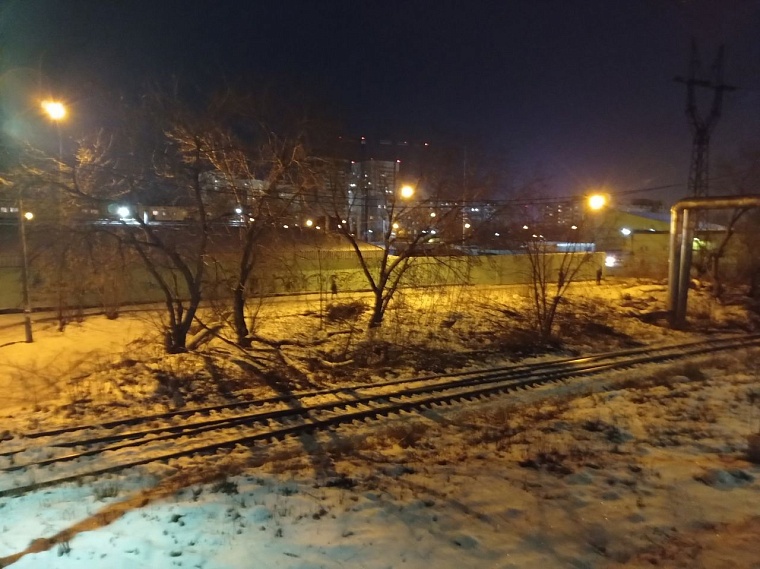 Опасный путь в школу: к ж/д переходу на Маяке дети выходят из темноты