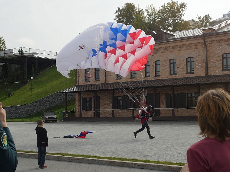 На набережной демонстрируют суперприборы силовиков