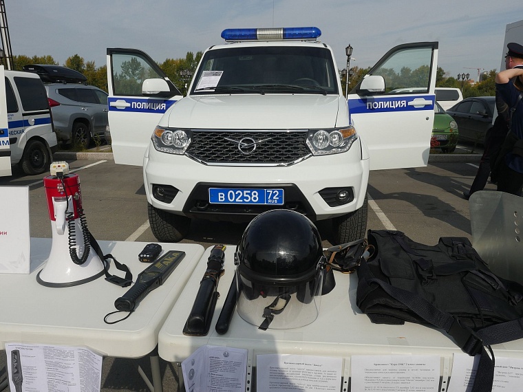 На набережной демонстрируют суперприборы силовиков