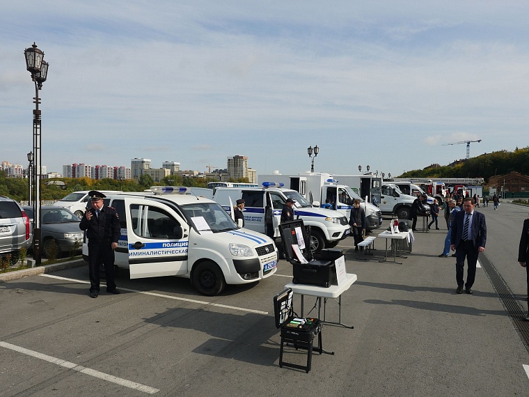 На набережной демонстрируют суперприборы силовиков
