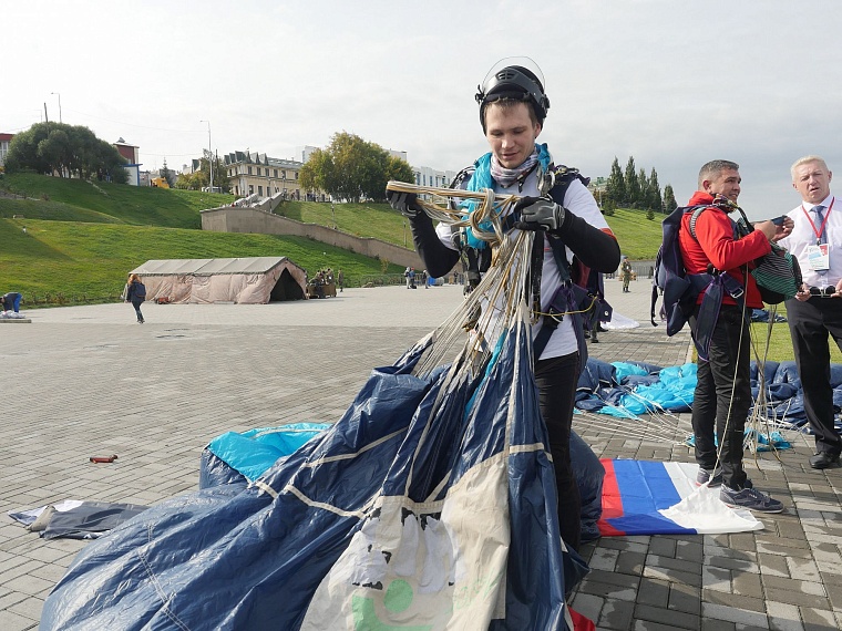 На набережной демонстрируют суперприборы силовиков