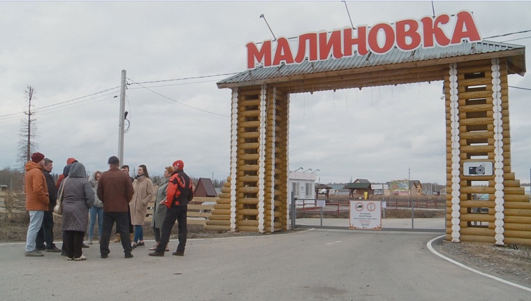 Проезд закрыт. Жители элитного тюменского поселка не могут попасть домой из-за шлагбаума