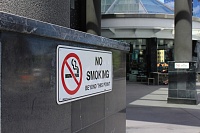 В Тюменской области могут запретить курить ближе 15 метров от подъездов