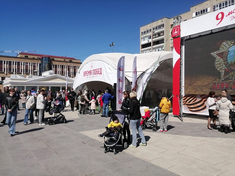 На площади 400-летия Тюмени весь день работает арт-пространство "Время Побед!"