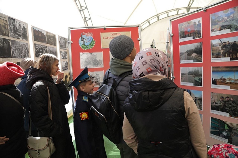 На площади 400-летия Тюмени весь день работает арт-пространство "Время Побед!"