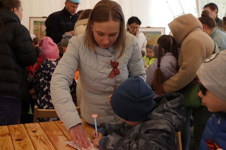 На площади 400-летия Тюмени весь день работает арт-пространство "Время Побед!"