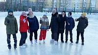 Возле тюменской школы №69 на радость детям залили ледовую площадку