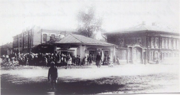 Дом на улице Дзержинского, здесь провел тюменский отрезок жизни Э. Лухт. После это хлебная лавка, очереди за хлебом до отмены карточек выстраивались огромные (фото из архива историка М. Яблокова)