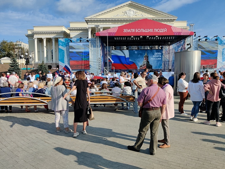 В Тюмени проходит праздничный концерт в честь дня Российского флага