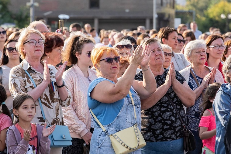 В Тюмени проходит праздничный концерт в честь дня Российского флага