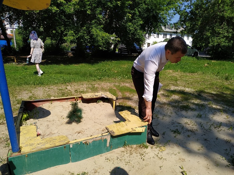 Убиться можно. Почти половина проверенных в Тюмени детских площадок травмоопасны