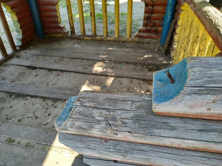 Убиться можно. Почти половина проверенных в Тюмени детских площадок травмоопасны