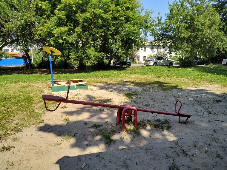 Убиться можно. Почти половина проверенных в Тюмени детских площадок травмоопасны